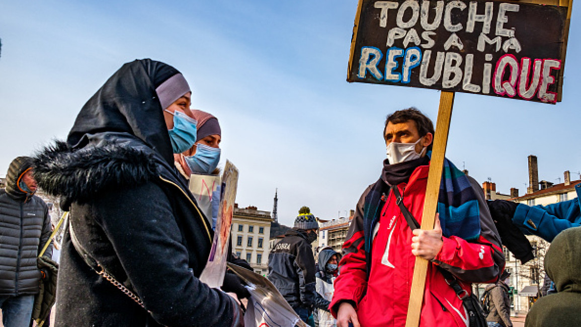 'Mengapa Kami Menjadi Ancaman Utama?': Muslimah Prancis Mengangkat Cadar Pada Islamofobia Prancis